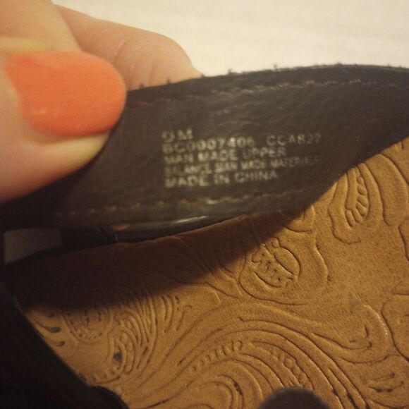 Born leather sandals with leather flower accent - Picture 8 of 9